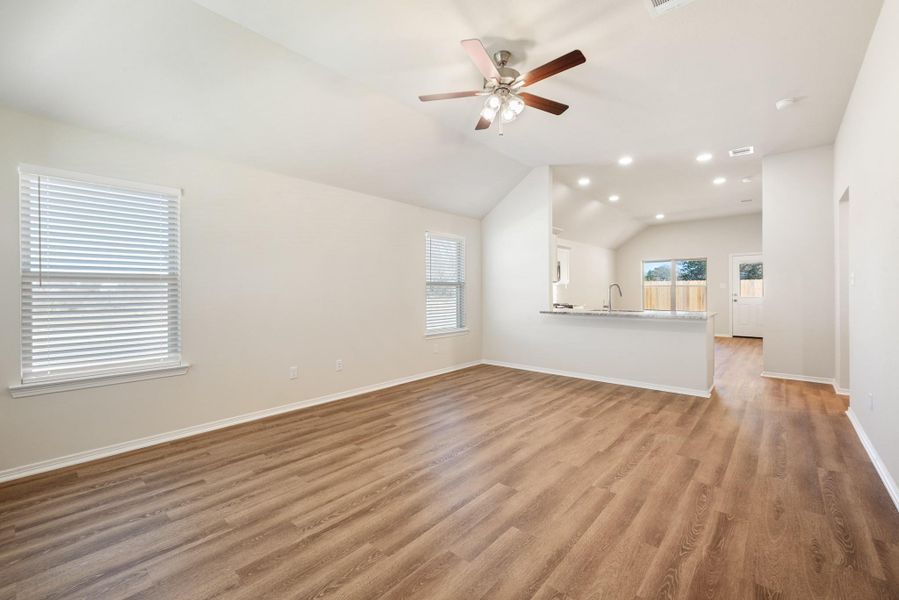 Spacious, unfurnished interior of a new home in , Navasota (Image 19).