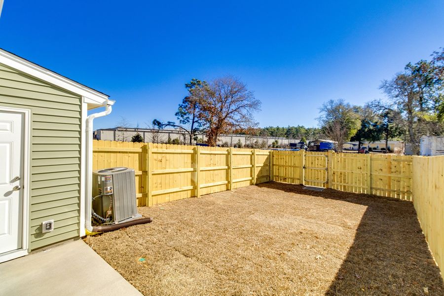 Exterior details and patio area of a home in Astoria, Columbia (Image 19).