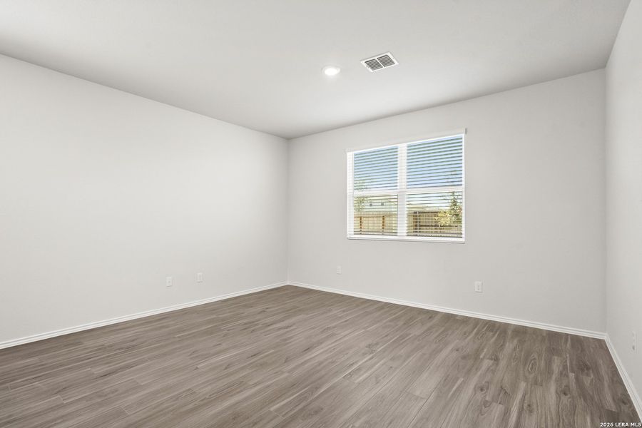 Spacious, unfurnished interior of a new home in Blue Ridge Ranch, San Antonio (Image 24).