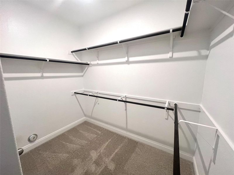 Spacious, unfurnished interior of a new home in Porter Country, Buda (Image 8).