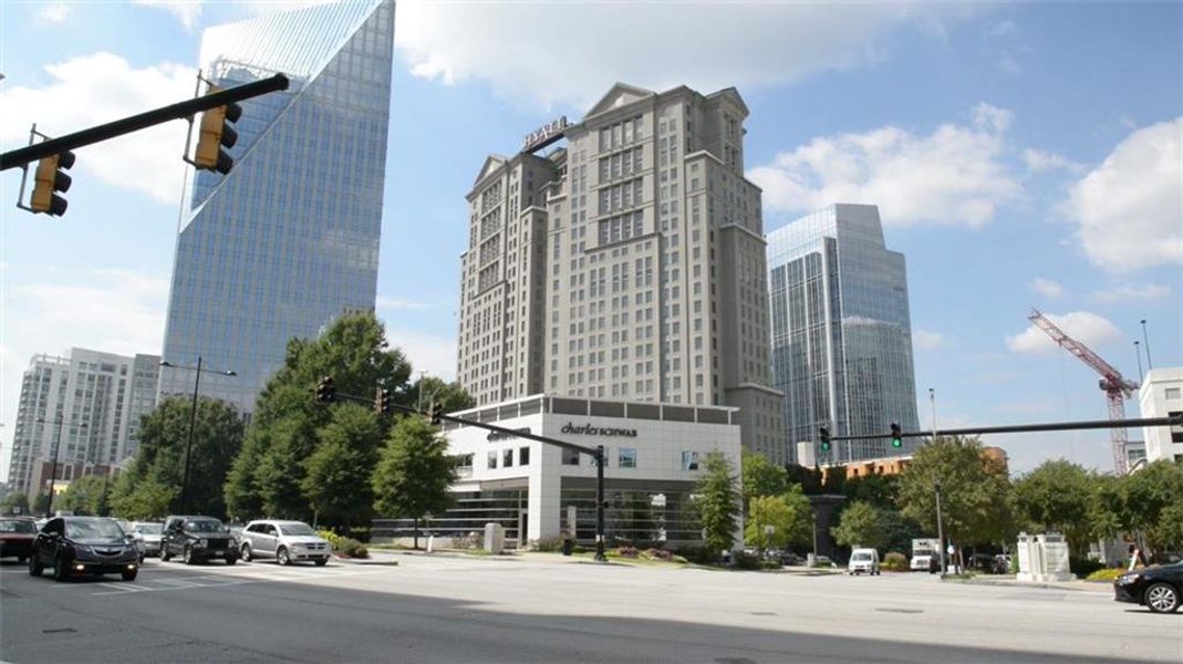 Condo located in Atlanta, GA showcasing its design and architecture (Image 3).