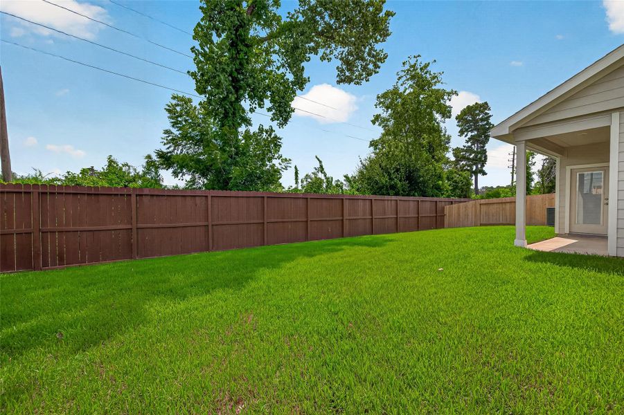 Exterior details and patio area of a home in Bammel Oaks, Houston (Image 4).