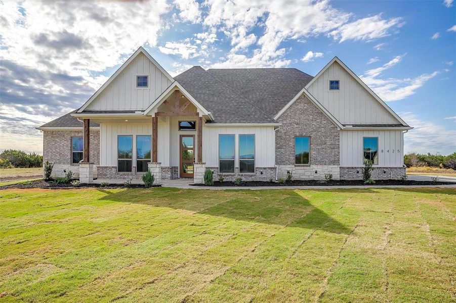 This modern farmhouse is the perfect blend of contemporary and country aesthetics.