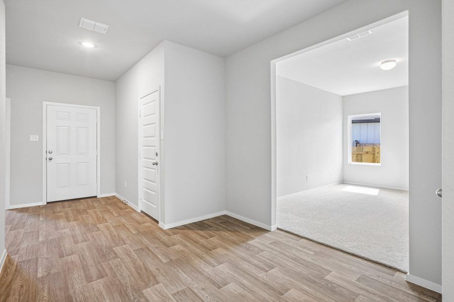 Spacious, unfurnished interior of a new home in Cloverleaf, Austin (Image 15).