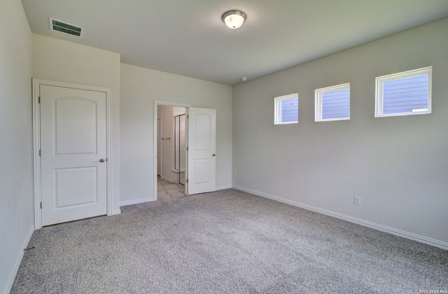 Spacious, unfurnished interior of a new home in Casinas at Gruene, New Braunfels (Image 10).