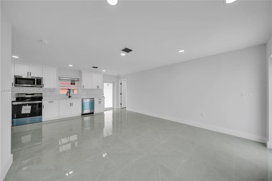 Spacious, unfurnished interior of a new home in , Lehigh Acres (Image 9).