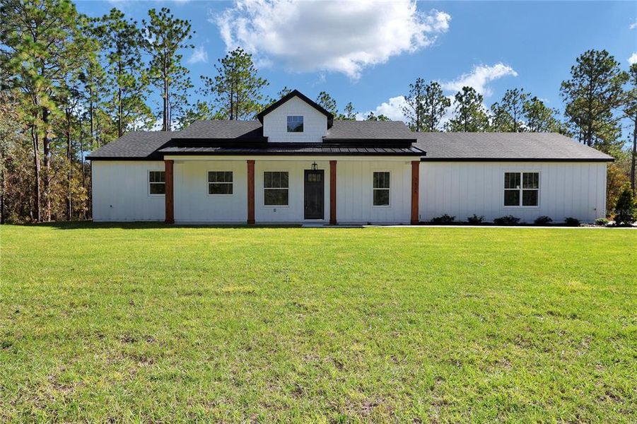 Exterior details and patio area of a home in , Dunnellon (Image 3).