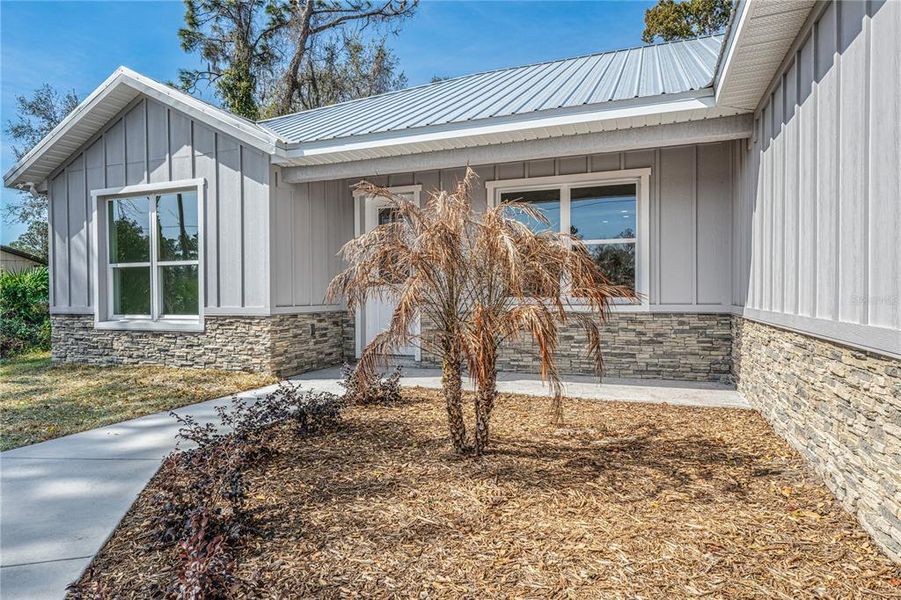 Exterior details and patio area of a home in , Deland (Image 18).