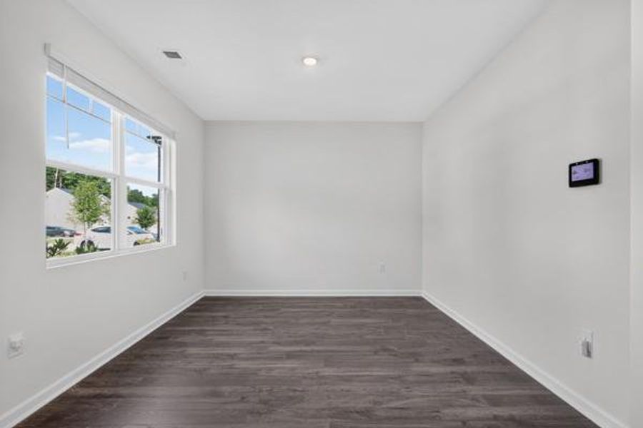 Spacious, unfurnished interior of a new home in , Atlanta (Image 9).