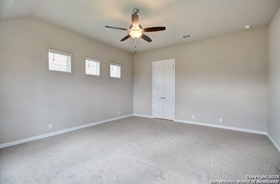 Spacious, unfurnished interior of a new home in Stream Waters, Seguin (Image 15).