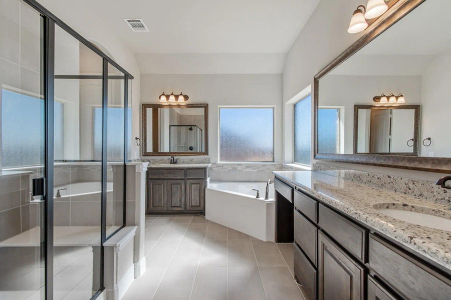 Primary Bathroom | Concept 2586 at Hidden Creek Estates in Van Alstyne, TX by Landsea Homes