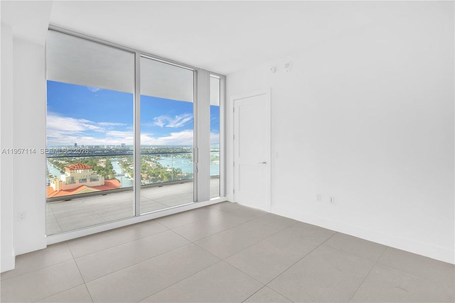 Spacious, unfurnished interior of a new home in , Fort Lauderdale (Image 10).