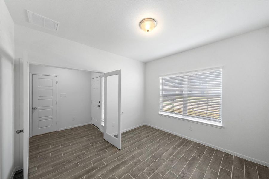 Spacious, unfurnished interior of a new home in Rollingbrook Estates, Baytown (Image 18).