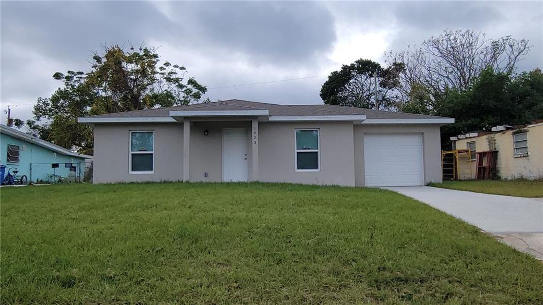 Exterior details and patio area of a home in , Daytona Beach (Image 15).