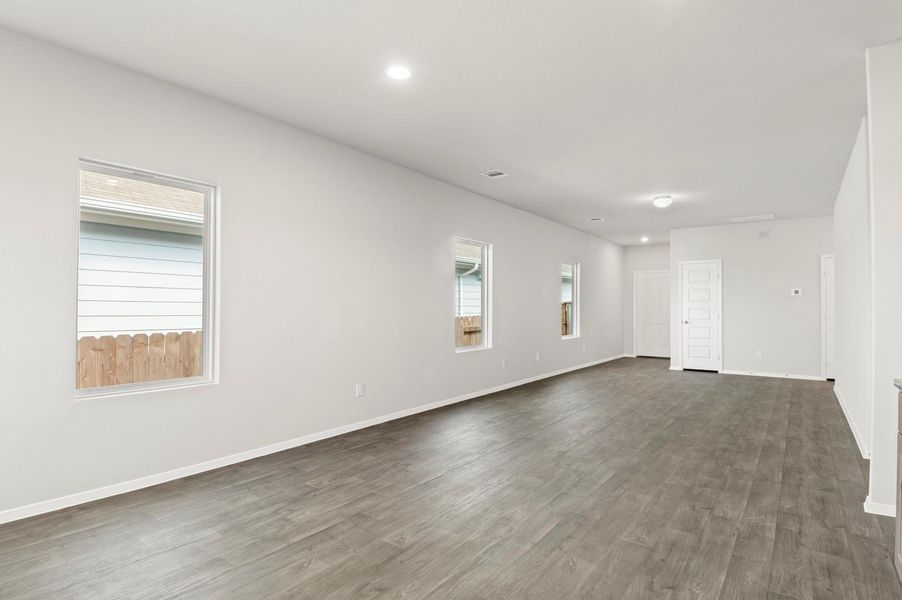 Spacious, unfurnished interior of a new home in Cloverleaf, Austin (Image 34).