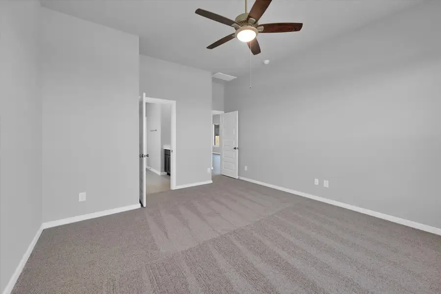 Spacious, unfurnished interior of a new home in Sunterra 40, Katy (Image 29).