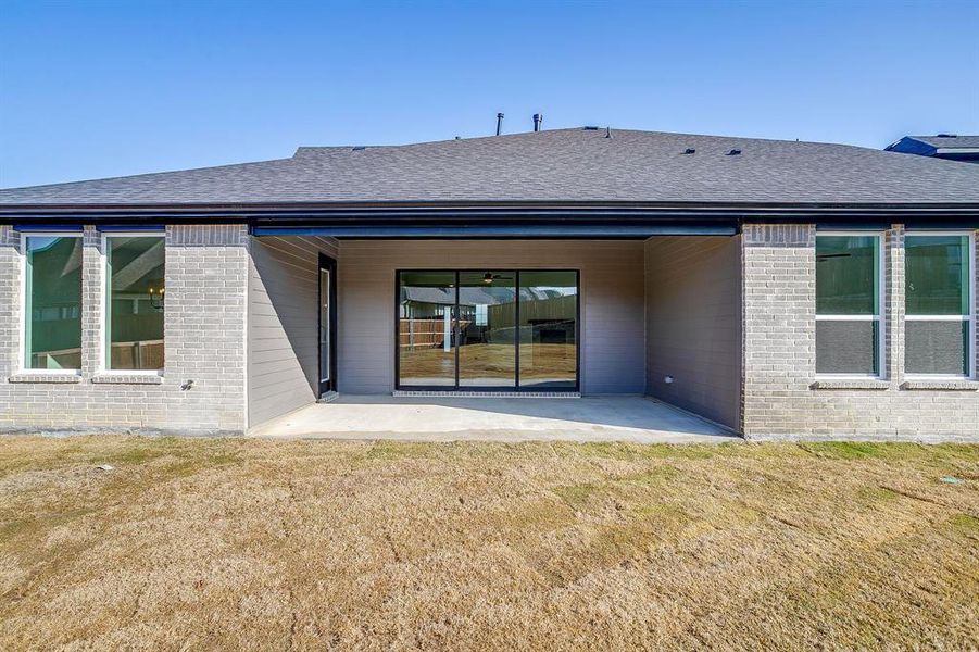 Exterior details and patio area of a home in Talon Hills, Fort Worth (Image 3).