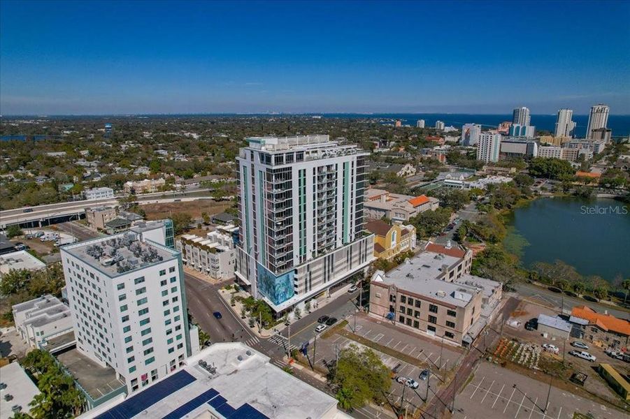 Condo located in St. Petersburg, FL showcasing its design and architecture (Image 3).