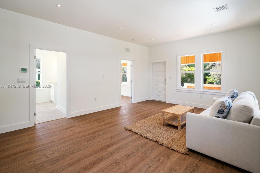 Spacious, unfurnished interior of a new home in , Coral Gables (Image 17).