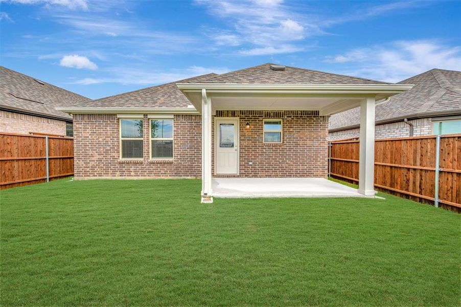 Exterior details and patio area of a home in Lane Ranch, Sanger (Image 4).