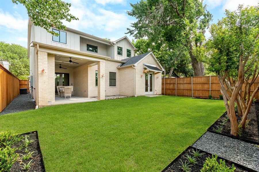 Exterior details and patio area of a home in , Dallas (Image 3).
