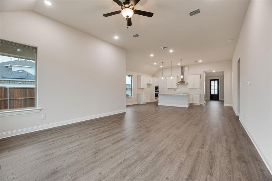 Spacious, unfurnished interior of a new home in Villages of Creekwood, Frisco (Image 16).