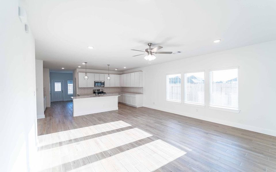 Spacious, unfurnished interior of a new home in River Ranch Meadows, Dayton (Image 9).