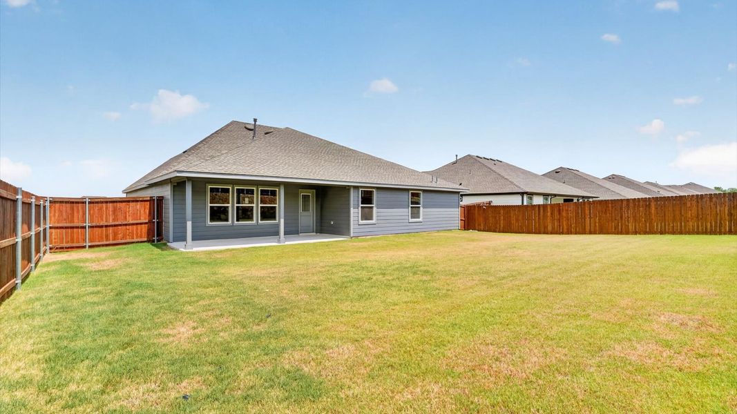 Exterior details and patio area of a home in Sandstone Estates, Granbury (Image 4).