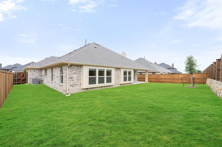 Exterior details and patio area of a home in Somerset, Venus (Image 4).