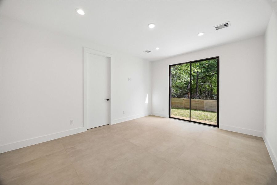 Spacious, unfurnished interior of a new home in , Conroe (Image 22).
