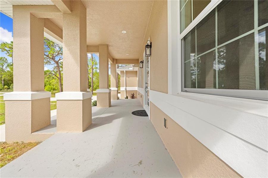 Exterior details and patio area of a home in , Weeki Wachee (Image 4).