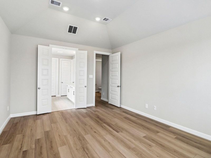 Spacious, unfurnished interior of a new home in Massey Oaks - Estate Series, Pearland (Image 42).