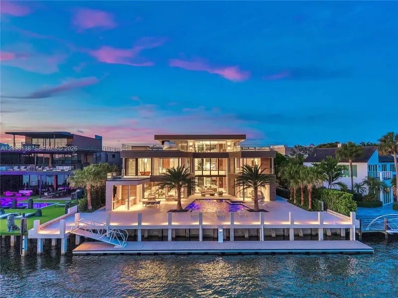 Condo located in Fort Lauderdale, FL showcasing its design and architecture (Image 4).
