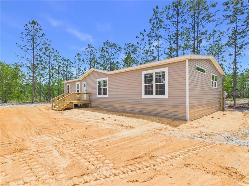 Exterior details and patio area of a home in , Hawthorne (Image 21).