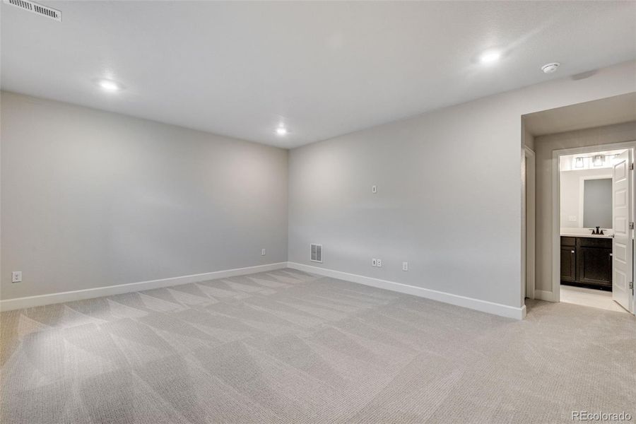 Spacious, unfurnished interior of a new home in Crescendo at The Aurora Highlands, Aurora (Image 28).