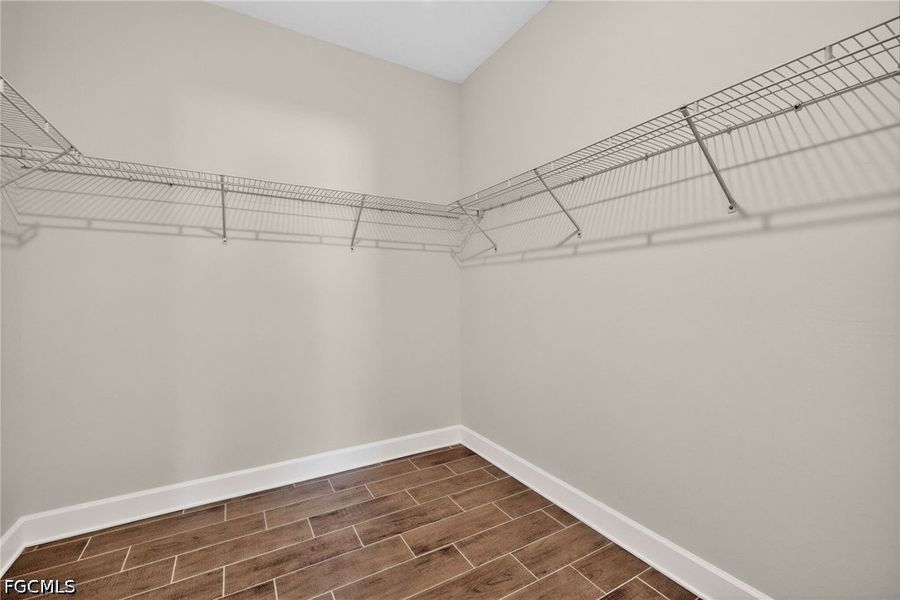Spacious, unfurnished interior of a new home in Cape Coral, Cape Coral (Image 24).