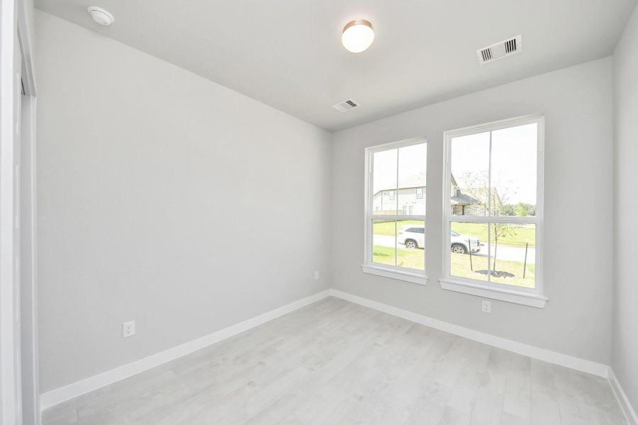 Inviting guest suite. The room features elegant 5-panel doors with sleek, contemporary hardware. Sink your feet into the plush, fluffy carpet that invites comfort and warmth. Large windows flood the space with an abundance of natural light, framed by privacy blinds that offer the perfect balance between openness and seclusion Inviting guest suite. The room features elegant 5-panel doors with sleek, contemporary hardware. Sink your feet into the plush, fluffy carpet that invites comfort and warmth. Large windows flood the space with an abundance of natural light, framed by privacy blinds that offer the perfect balance between openness and seclusion