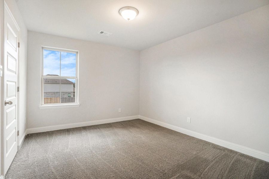 Spacious, unfurnished interior of a new home in Bayou Maison, Dickinson (Image 10).