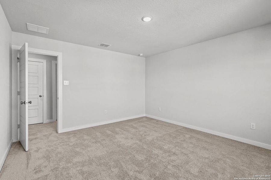 Spacious, unfurnished interior of a new home in Senna, Leon Valley (Image 13).