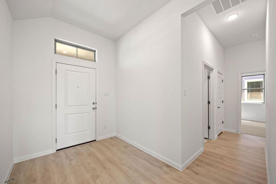 Spacious, unfurnished interior of a new home in Trinity Ranch, Elgin (Image 16).