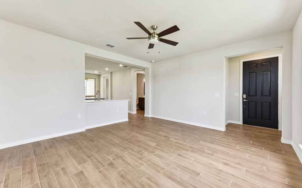 Spacious, unfurnished interior of a new home in Kissing Tree, San Marcos (Image 13).