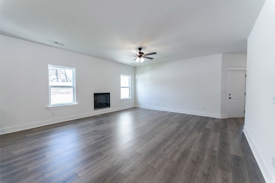 Spacious, unfurnished interior of a new home in Brush Creek, Fairview (Image 25).