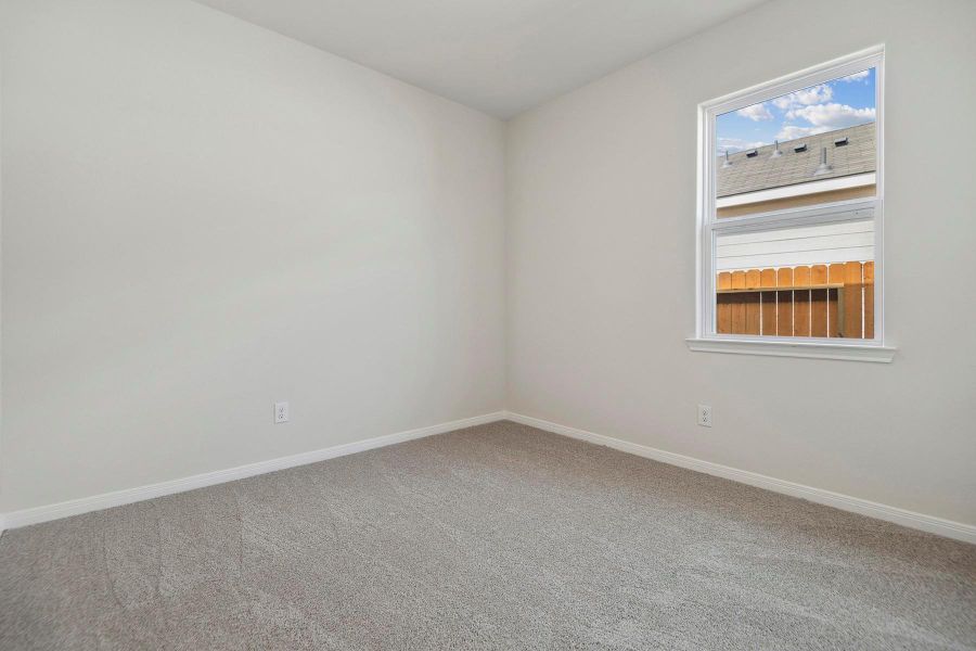 Spacious, unfurnished interior of a new home in Sweetwater Ridge, Conroe (Image 9).