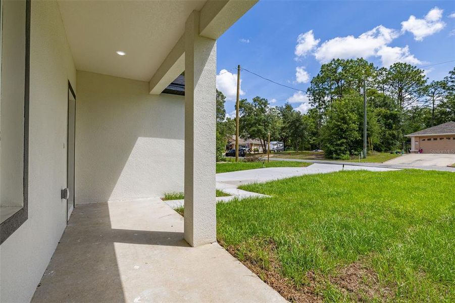 Exterior details and patio area of a home in , Dunnellon (Image 32).