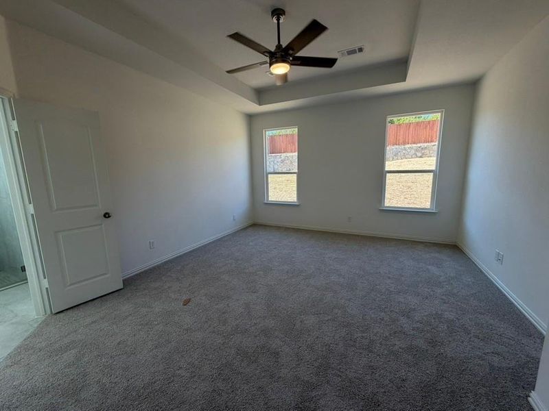 Spacious, unfurnished interior of a new home in Waterford Park, Weatherford (Image 8).