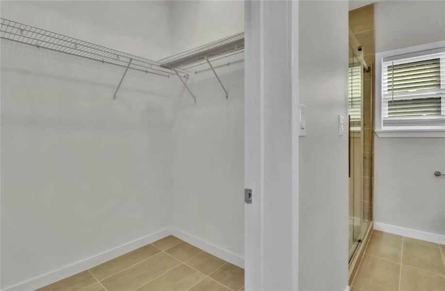 Spacious, unfurnished interior of a new home in , Stockbridge (Image 16).