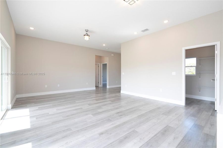 Spacious, unfurnished interior of a new home in , Sebring (Image 32).