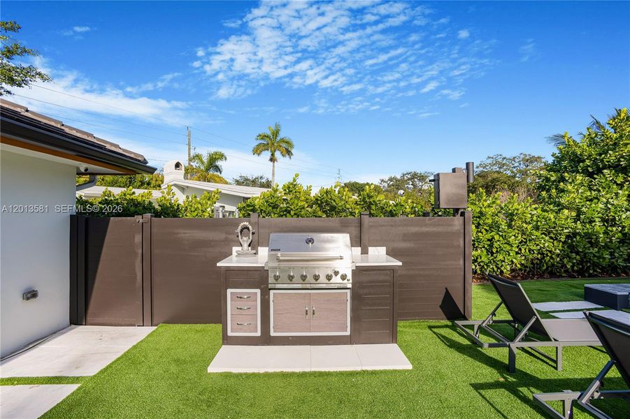 Exterior details and patio area of a home in , Fort Lauderdale (Image 28).