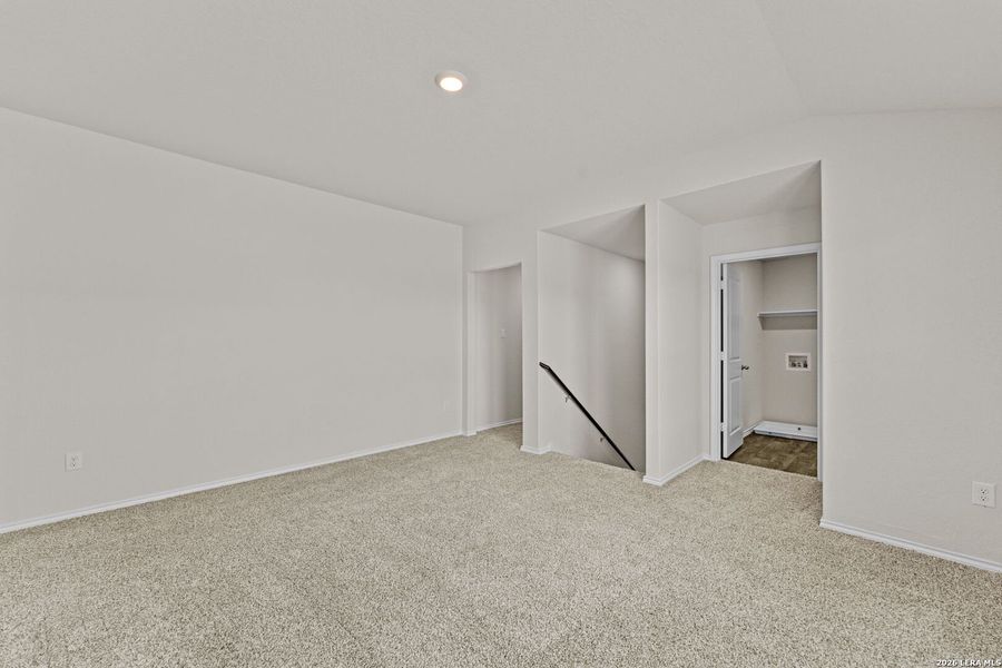 Spacious, unfurnished interior of a new home in Laurel Vistas, San Antonio (Image 17).