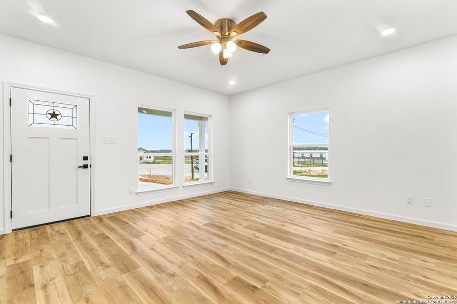 Spacious, unfurnished interior of a new home in , La Vernia (Image 25).